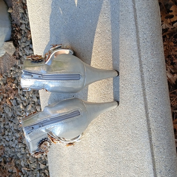 IMPO Elegant Silver Floral Heels SIZE 8 - Picture 6 of 15